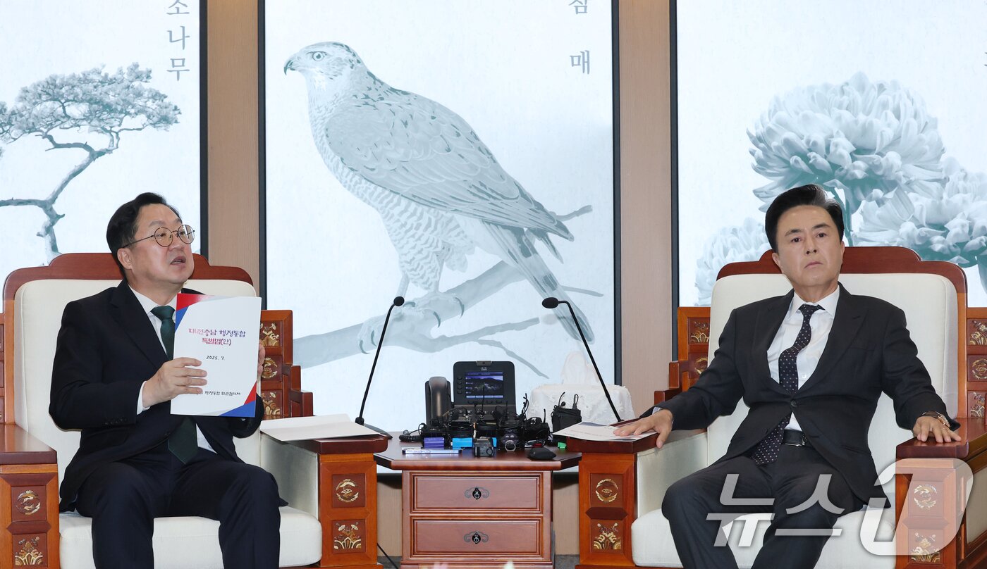 본문 이미지 - 이장우 대전시장과 김태흠 충남도지사가 지난해 12월 24일 오전 충남도청에서 대전충남 행정통합 관련 회동을 하고 있다. 2025.12.24/뉴스1 ⓒ News1 김기태 기자