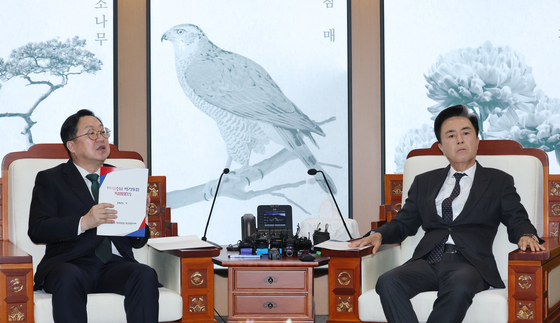 대전충남 행정통합 특별법안 들어보이는 이장우 대전시장