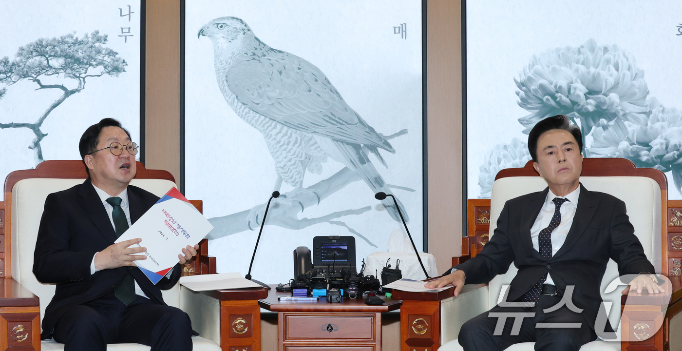 (홍성=뉴스1) 김기태 기자 = 이장우 대전시장과 김태흠 충남도지사가 24일 오전 충남도청에서 대전충남 행정통합 관련 회동을 하고 있다. 2025.12.24/뉴스1