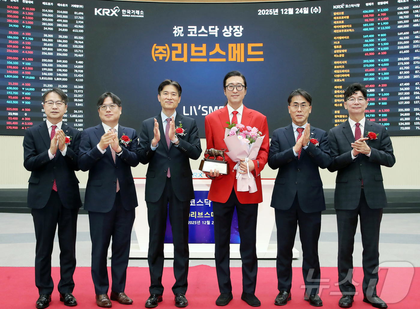 (서울=뉴스1) = 한국거래소 코스닥시장본부는 24일 오전 서울사옥 홍보관에서 리브스메드의 코스닥시장 상장기념식을 개최했다. 사진은 상장 기념식 후 기념 사진 촬영하는 김대영 한국 …