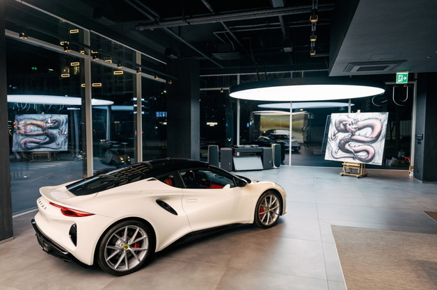 로터스 강남 전시장서 아트 컬래버 성료…라이브 페인팅 선봬