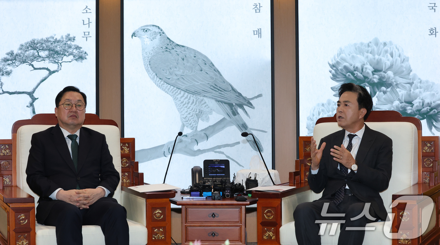 (홍성=뉴스1) 김기태 기자 = 김태흠 충남도지사가 24일 오전 충남도청에서 이장우 대전시장과 대전충남 행정통합 관련 회동에서 발언하고 있다. 2025.12.24/뉴스1