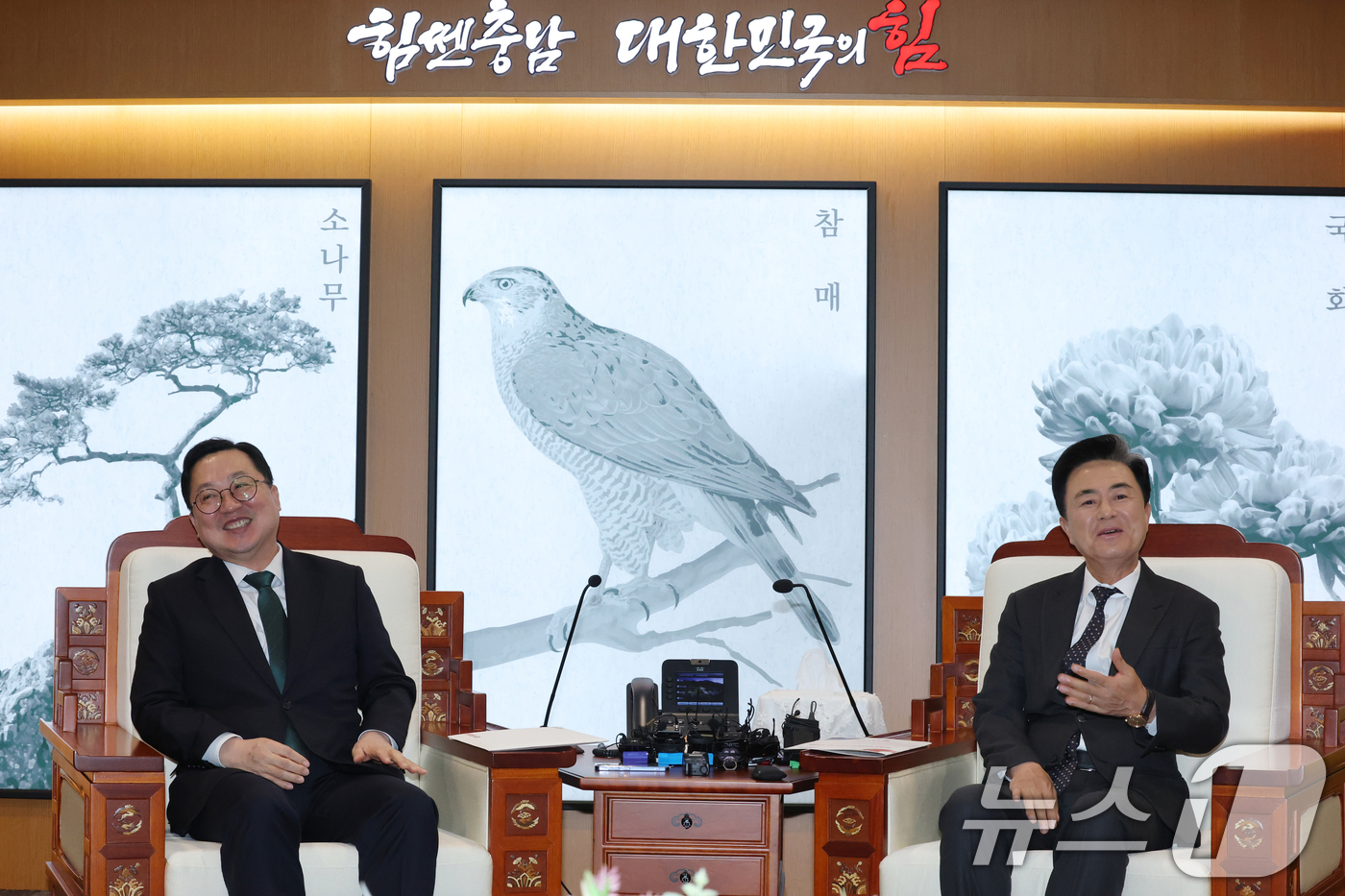 (홍성=뉴스1) 김기태 기자 = 이장우 대전시장과 김태흠 충남도지사가 24일 오전 충남도청에서 대전충남 행정통합 관련 회동을 하고 있다. 2025.12.24/뉴스1