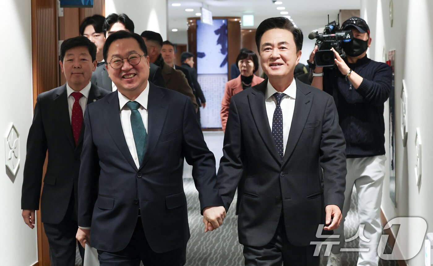 본문 이미지 - 이장우 대전시장과 김태흠 충남도지사가 24일 오전 충남도청에서 대전충남 행정통합 관련 회동에 앞서 손을 잡고 이동하고 있다. 2025.12.24/뉴스1 ⓒ News1 김기태 기자