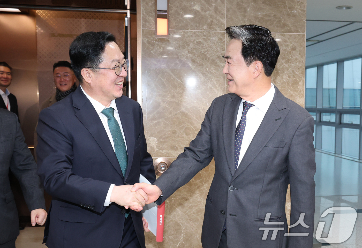 (홍성=뉴스1) 김기태 기자 = 이장우 대전시장과 김태흠 충남도지사가 24일 오전 충남도청에서 대전충남 행정통합 관련 회동에 앞서 악수하며 인사를 나누고 있다. 2025.12.24 …