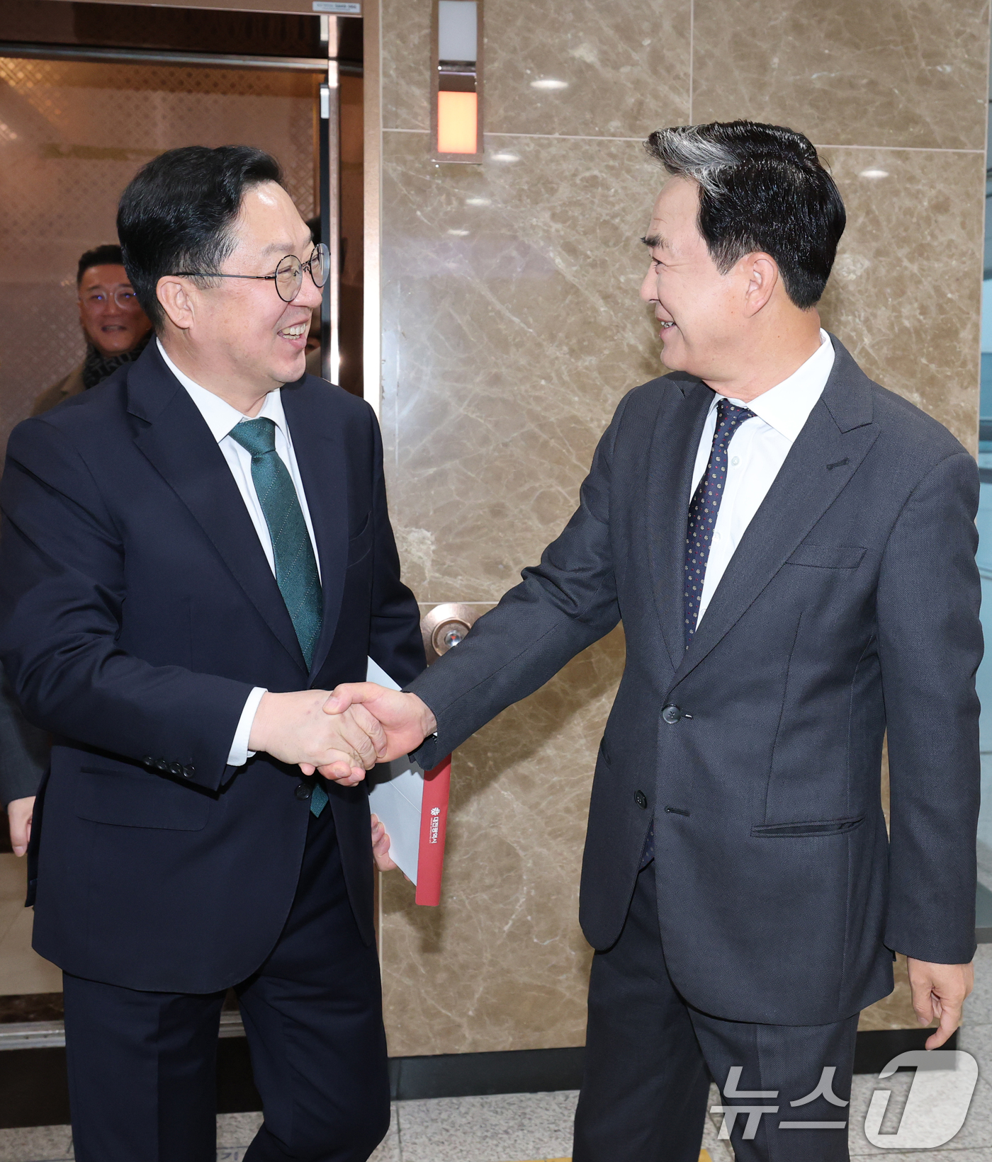 (홍성=뉴스1) 김기태 기자 = 이장우 대전시장과 김태흠 충남도지사가 24일 오전 충남도청에서 대전충남 행정통합 관련 회동에 앞서 악수하며 인사를 나누고 있다. 2025.12.24 …