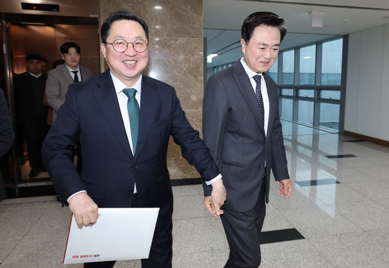 손 잡고 회동장으로 이동하는 이장우-김태흠