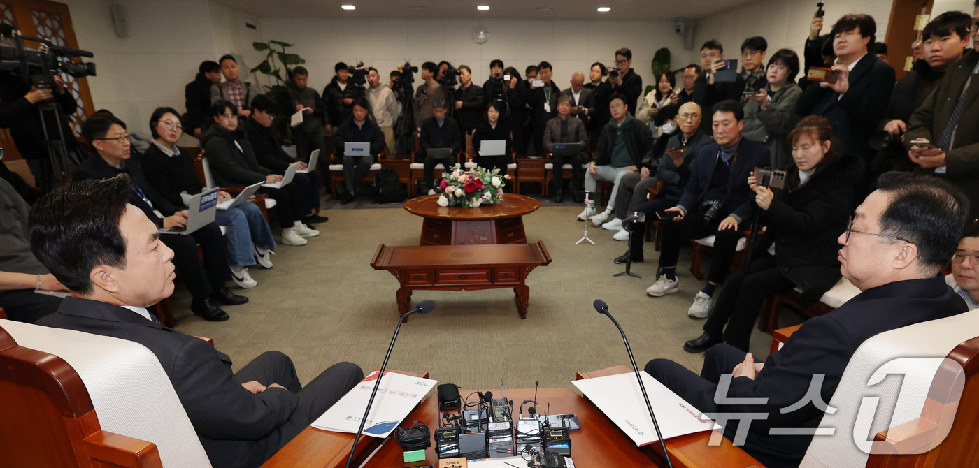 (홍성=뉴스1) 김기태 기자 = 이장우 대전시장과 김태흠 충남도지사가 24일 오전 충남도청에서 대전충남 행정통합 관련 회동을 하고 있다. 2025.12.24/뉴스1