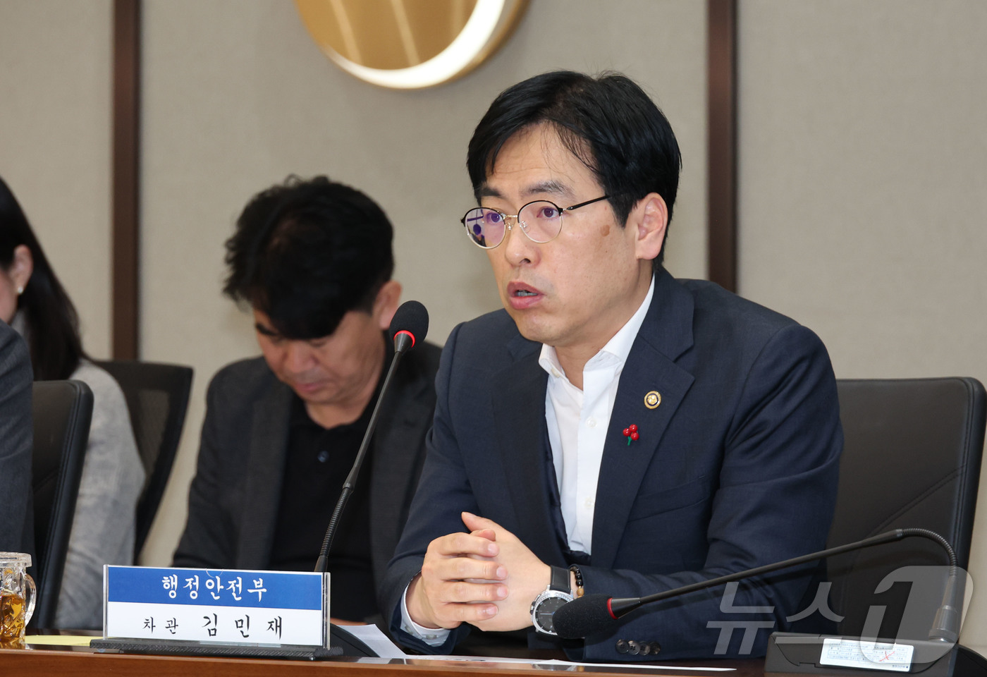 (서울=뉴스1) = 김민재 행정안전부 차관이 24일 오전 세종시 정부세종청사 중앙동 대회의실에서 열린 '충남·대전 행정통합 관계기관 회의'를 주재하고 있다. (행정안전부 제공. 재 …