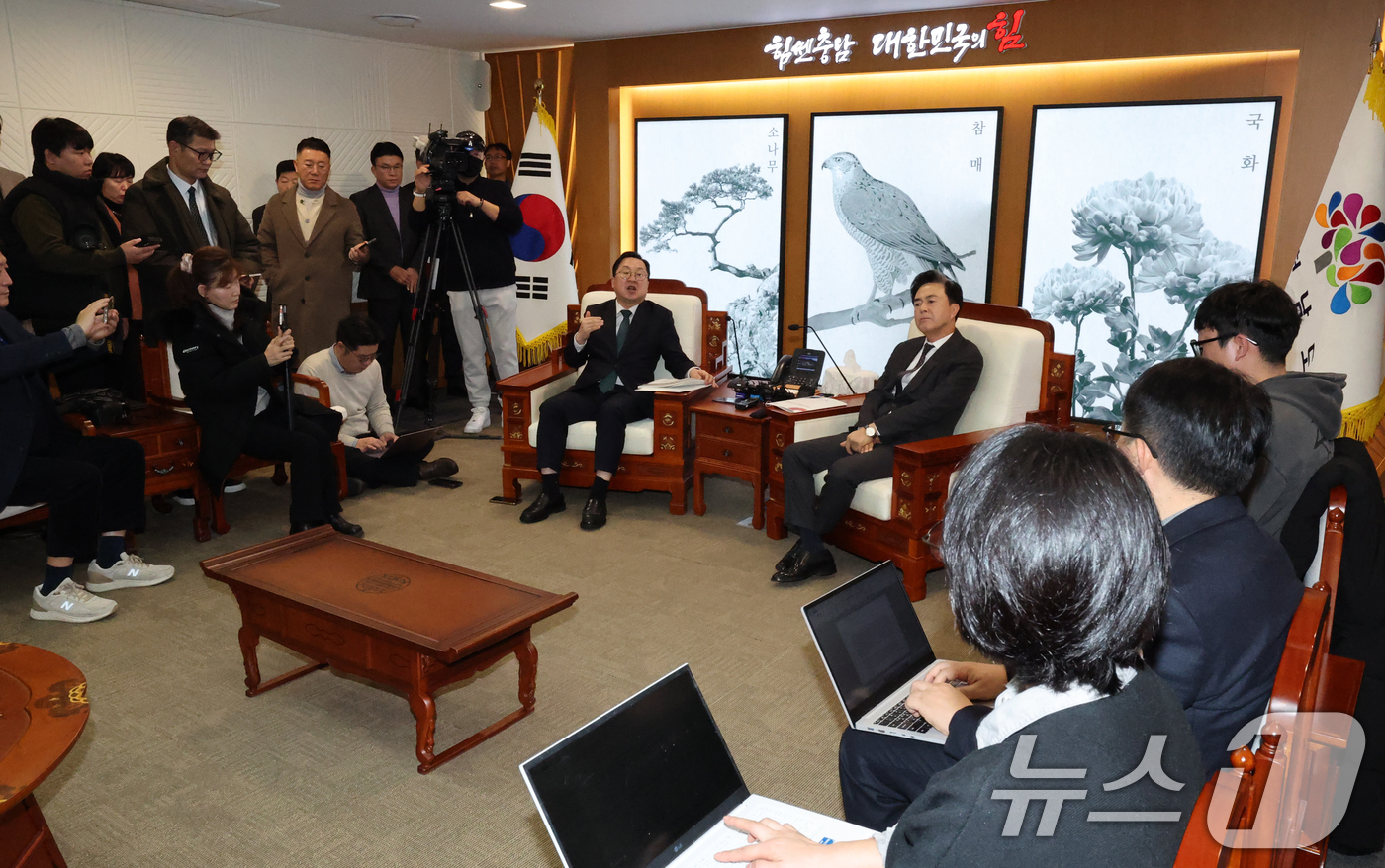 (홍성=뉴스1) 김기태 기자 = 이장우 대전시장과 김태흠 충남도지사가 24일 오전 충남도청에서 대전충남 행정통합 관련 회동을 하고 있다. 2025.12.24/뉴스1