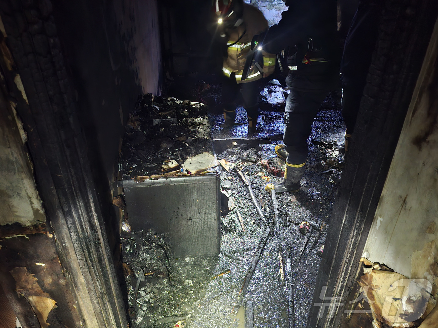 (서울=뉴스1) = 24일 오전 서울 송파구 방이동 한 아파트 5층에서 화재가 발생해 심정지 상태로 2명이 병원으로 이송됐다. 이번 화재로 주민 37명이 대피하고 4명이 구조됐다. …