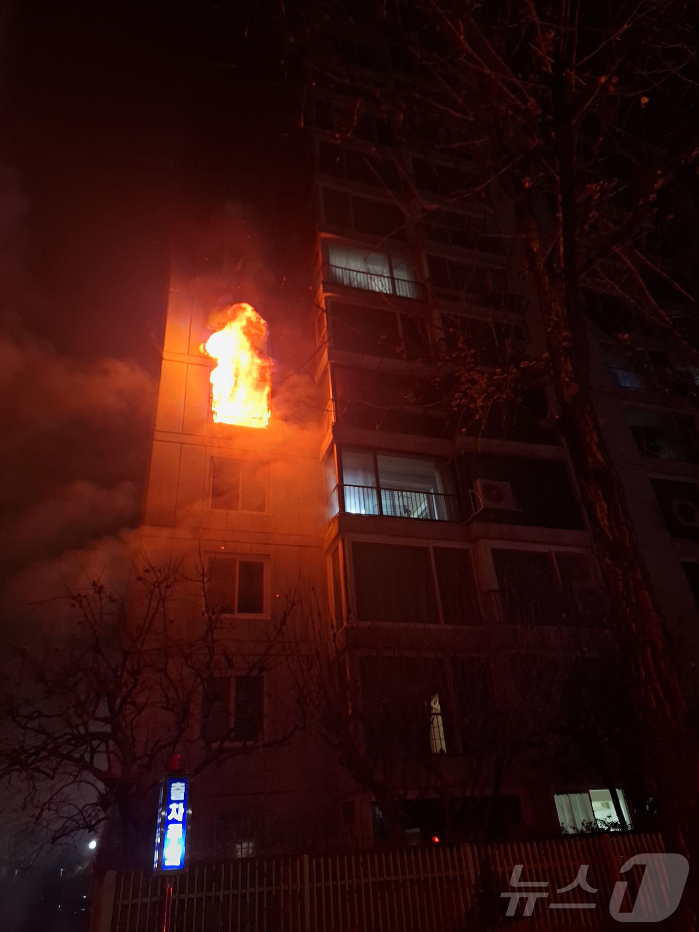 (서울=뉴스1) = 24일 오전 서울 송파구 방이동 한 아파트 5층에서 화재가 발생해 심정지 상태로 2명이 병원으로 이송됐다. 이번 화재로 주민 37명이 대피하고 4명이 구조됐다. …