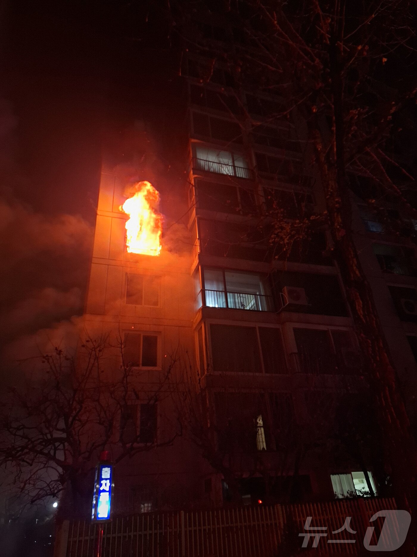 본문 이미지 - 24일 오전 서울 송파구 방이동 한 아파트 5층에서 화재가 발생해 심정지 상태로 2명이 병원으로 이송됐다. 이번 화재로 주민 37명이 대피하고 4명이 구조됐다. 소방당국은 오전 7시 11분 완진했다고 밝혔다. 사진은 아파트에 화재가 발생한 현장 모습. (송파소방서 제공. 재판매 및 DB 금지) 2025.12.24/뉴스1