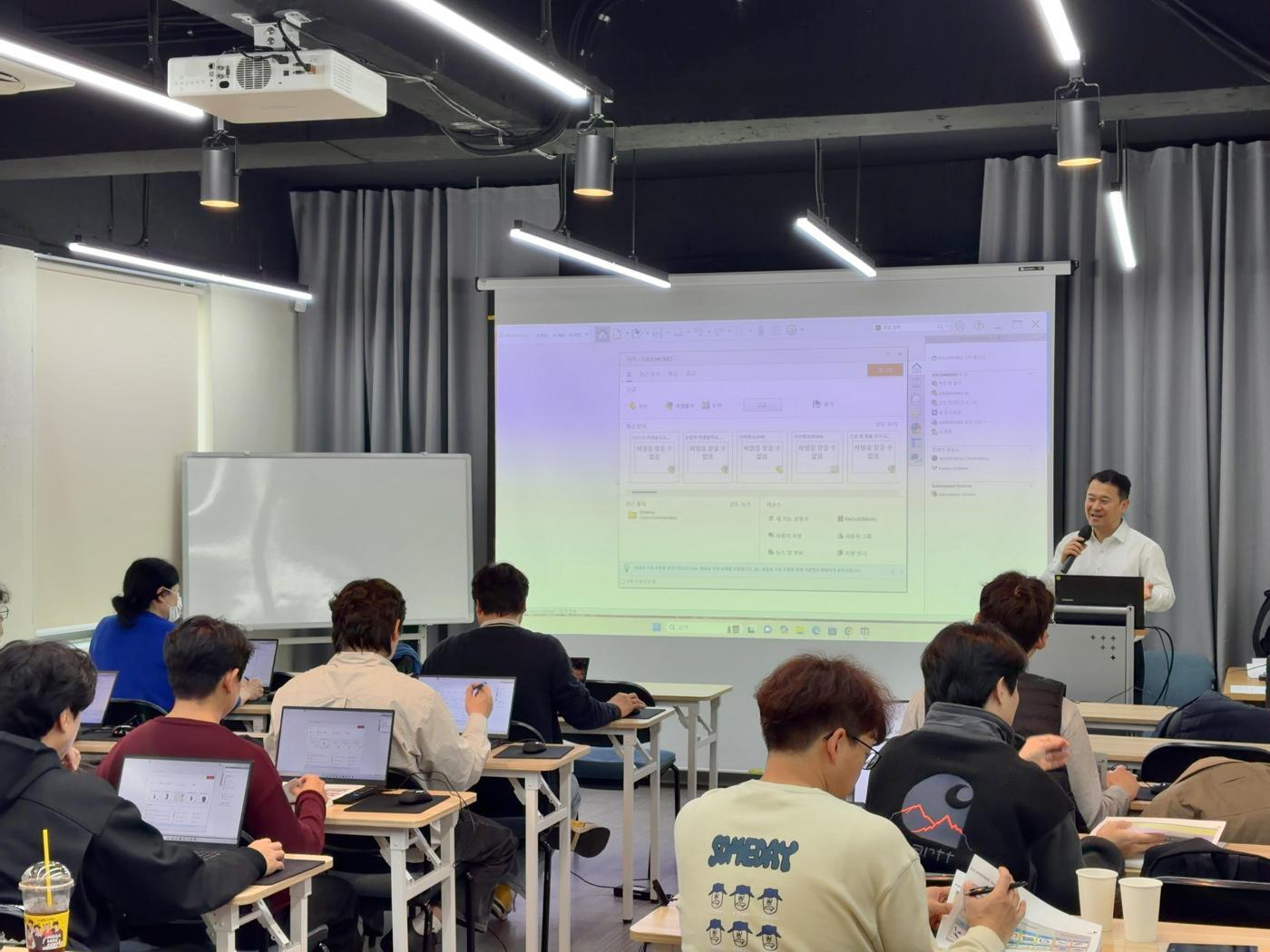 본문 이미지 - 디스플레이 아카데미 장비 구조해석 과정 / 사진=한국산업기술진흥원 제공