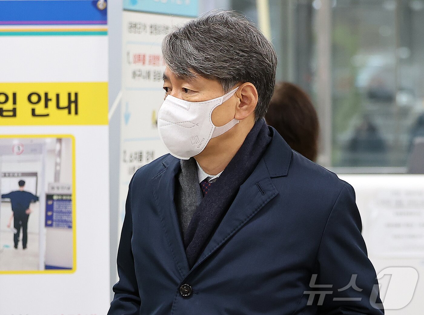 본문 이미지 - 조지호 전 경찰청장이 24일 오전 서울 서초구 서울중앙지법에서 열린 윤석열 전 대통령 내란 우두머리 혐의 36차 공판에 증인으로 출석하고 있다. 2025.12.24/뉴스1 ⓒ News1 김진환 기자