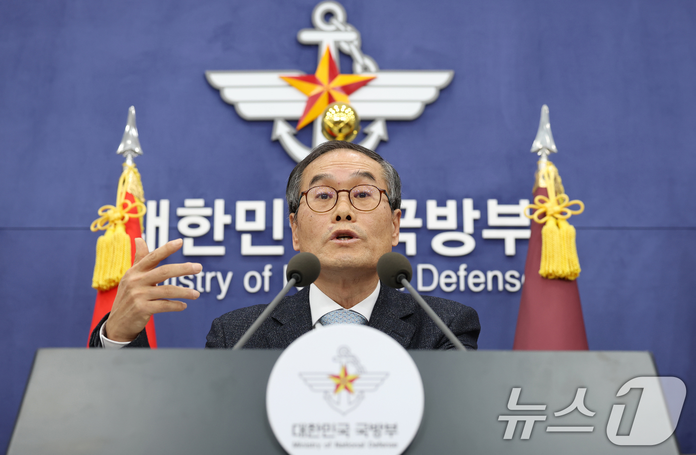 (서울=뉴스1) 오대일 기자 = 이용철 방위사업청장이 24일 오전 서울 용산구 국방부 브리핑룸에서 한국형 차기 구축함(KDDX) 사업추진 방안 관련 브리핑을 하고 있다.KDDX는 …