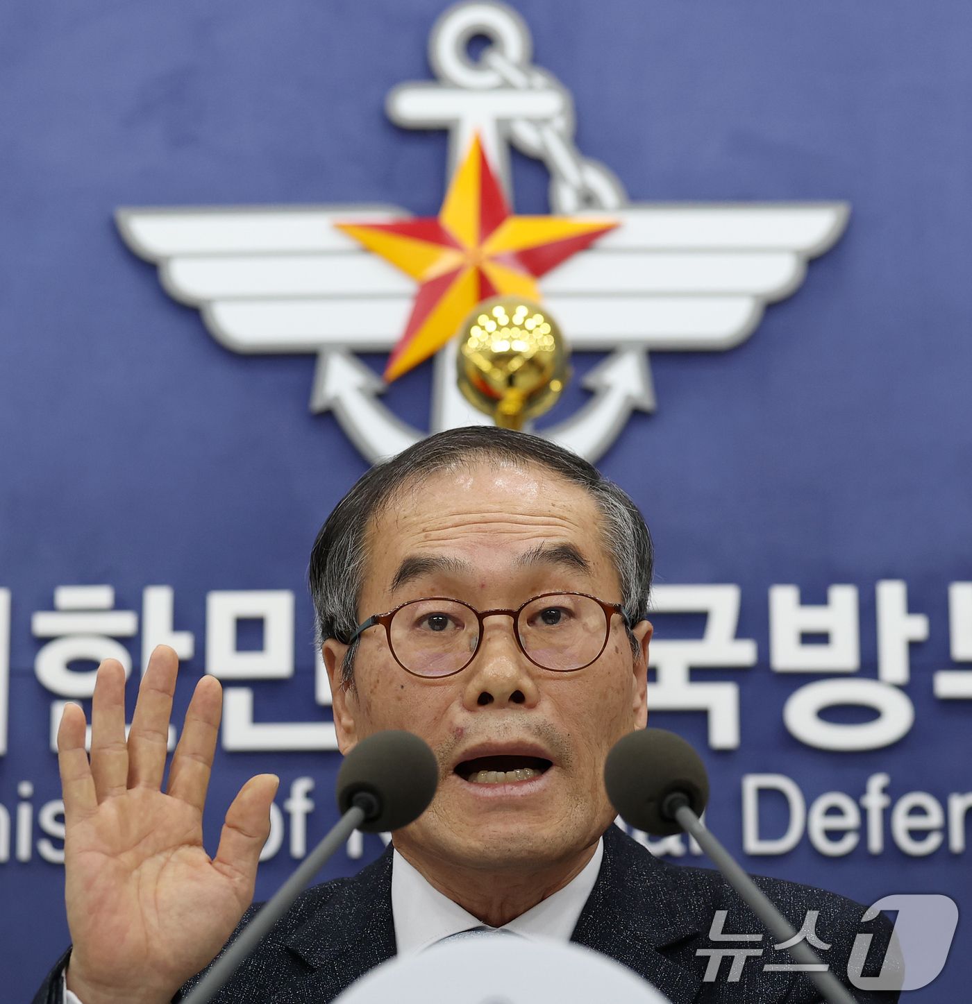 (서울=뉴스1) 오대일 기자 = 이용철 방위사업청장이 24일 오전 서울 용산구 국방부 브리핑룸에서 한국형 차기 구축함(KDDX) 사업추진 방안 관련 브리핑을 하고 있다.KDDX는 …