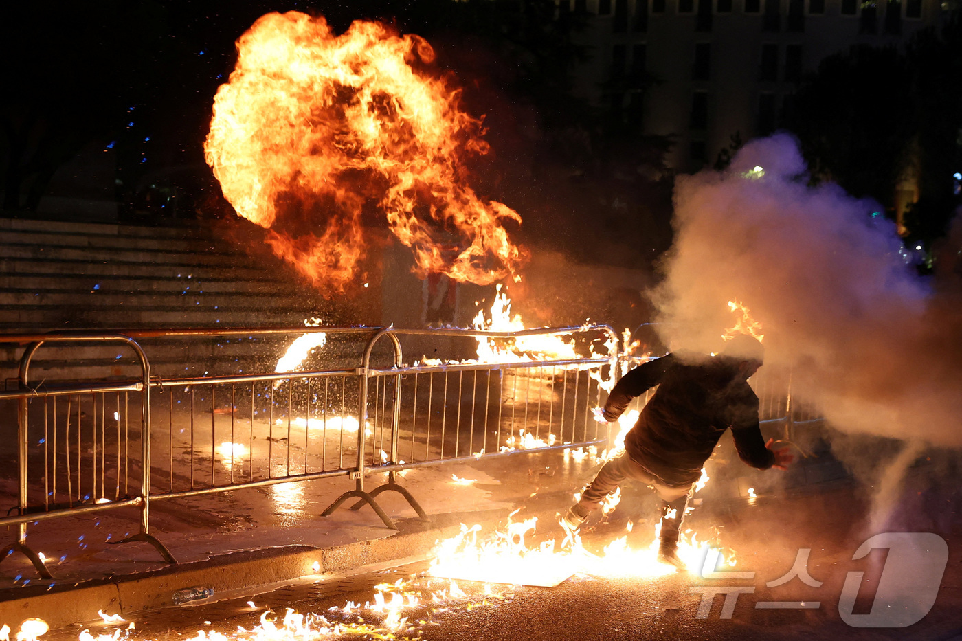 (티라나 로이터=뉴스1) 김경민 기자 = 알바니아 수도 티라나에서 22일(현지시간) 열린 반정부 시위 중 야당 지지자가 불에 옮겨 붙었다. 2025.12.22ⓒ 로이터=뉴스1