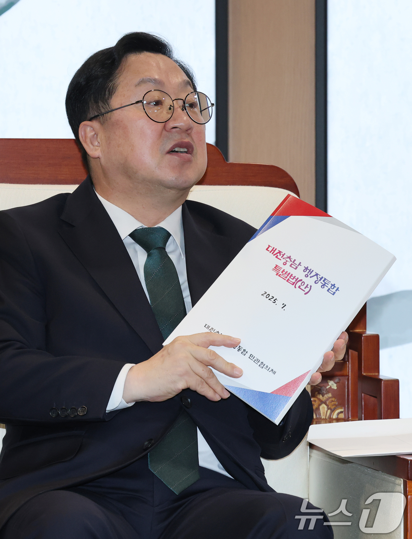 (홍성=뉴스1) 김기태 기자 = 이장우 대전시장이 24일 오전 충남도청에서 김태흠 충남도지사와의 대전충남 행정통합 관련 회동에서 발언하고 있다. 2025.12.24/뉴스1