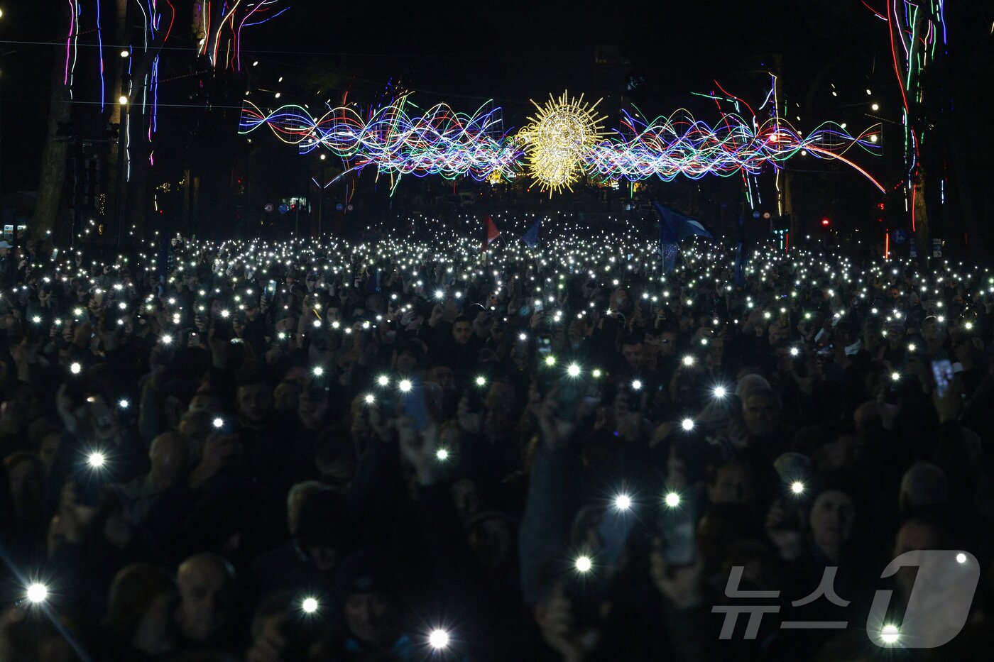 본문 이미지 - 야당 지지자들이 22일(현지시간) 알바니아 티라나에서 열린 반정부 시위에 참석하고 있다. 2025.12.22 ⓒ 로이터=뉴스1 ⓒ News1 김경민 기자