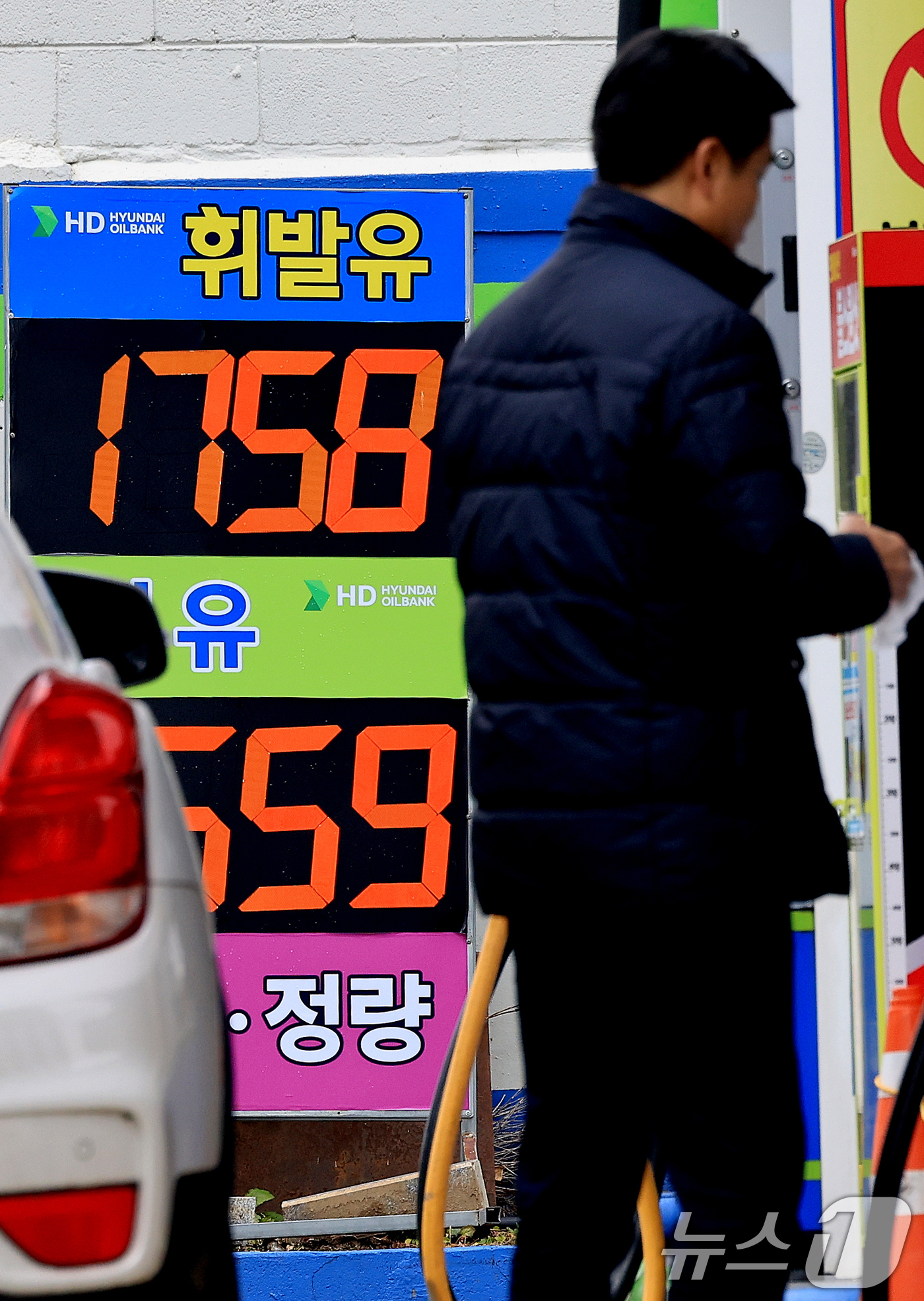 (서울=뉴스1) 이호윤 기자 = 24일 정부가 물가 안정 및 민생 회복 지원을 위해 12월 말 종료 예정인 유류세 인하 기간을 2개월, 자동차 개별소비세 인하 기간을 6개월 연장하 …