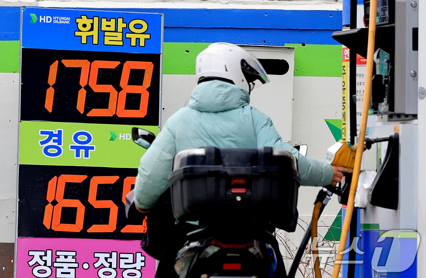 (서울=뉴스1) 이호윤 기자 = 24일 정부가 물가 안정 및 민생 회복 지원을 위해 12월 말 종료 예정인 유류세 인하 기간을 2개월, 자동차 개별소비세 인하 기간을 6개월 연장하 …