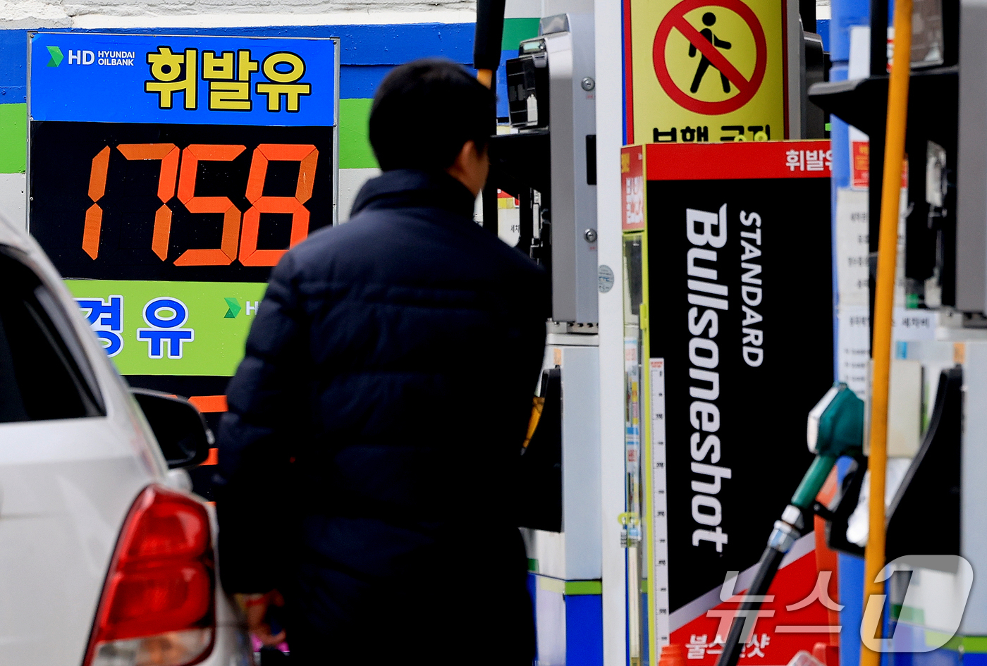 (서울=뉴스1) 이호윤 기자 = 24일 정부가 물가 안정 및 민생 회복 지원을 위해 12월 말 종료 예정인 유류세 인하 기간을 2개월, 자동차 개별소비세 인하 기간을 6개월 연장하 …