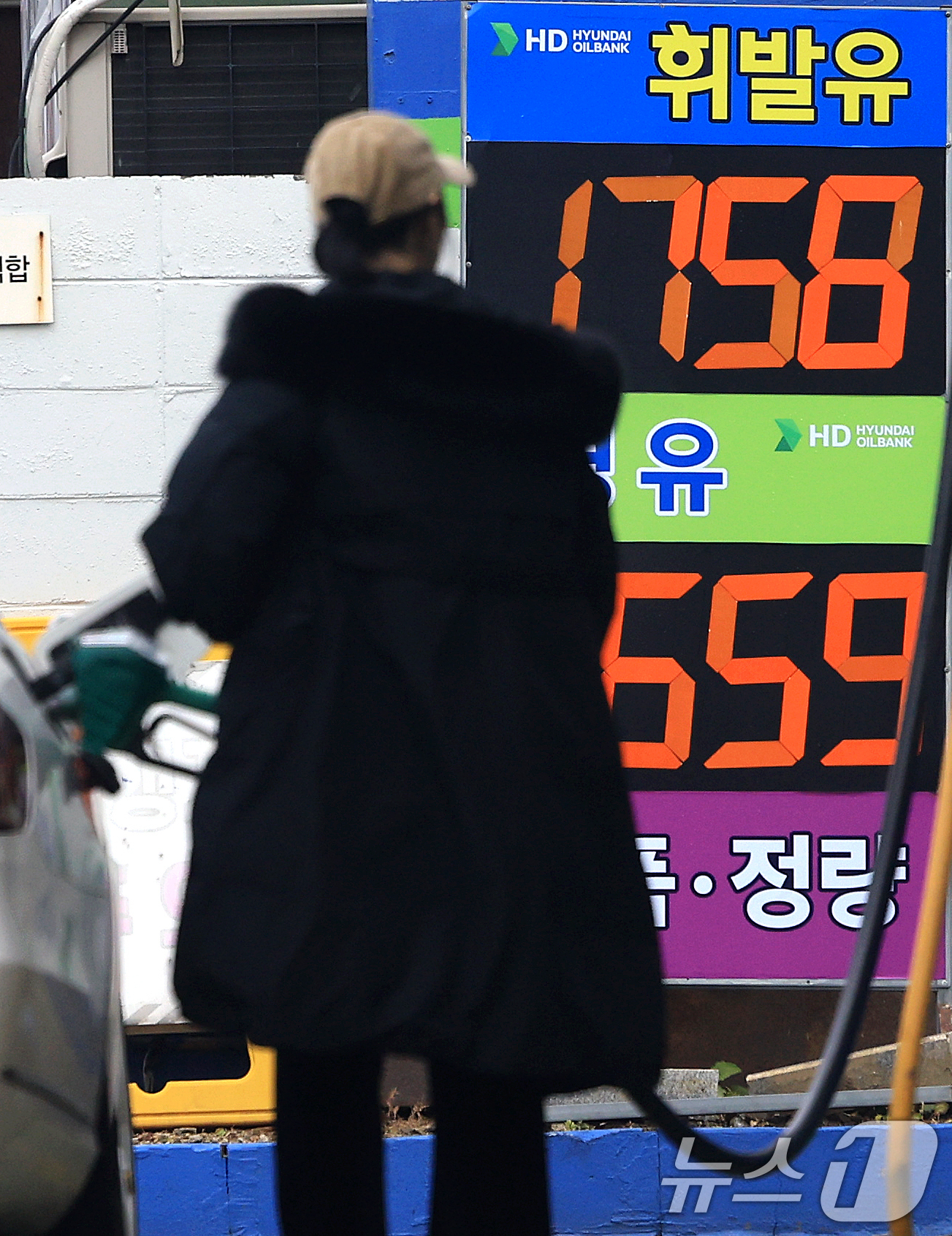 (서울=뉴스1) 이호윤 기자 = 24일 정부가 물가 안정 및 민생 회복 지원을 위해 12월 말 종료 예정인 유류세 인하 기간을 2개월, 자동차 개별소비세 인하 기간을 6개월 연장하 …