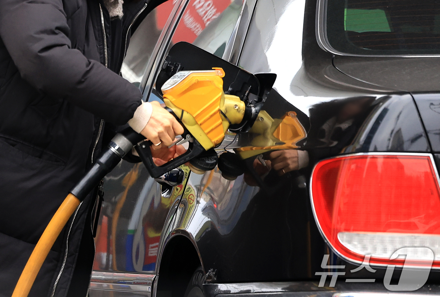 (서울=뉴스1) 이호윤 기자 = 24일 정부가 물가 안정 및 민생 회복 지원을 위해 12월 말 종료 예정인 유류세 인하 기간을 2개월, 자동차 개별소비세 인하 기간을 6개월 연장하 …