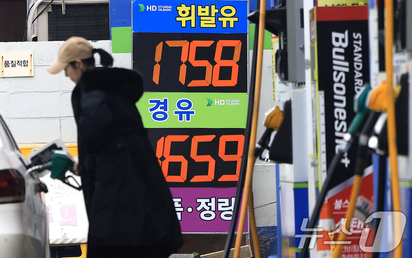 (서울=뉴스1) 이호윤 기자 = 24일 정부가 물가 안정 및 민생 회복 지원을 위해 12월 말 종료 예정인 유류세 인하 기간을 2개월, 자동차 개별소비세 인하 기간을 6개월 연장하 …