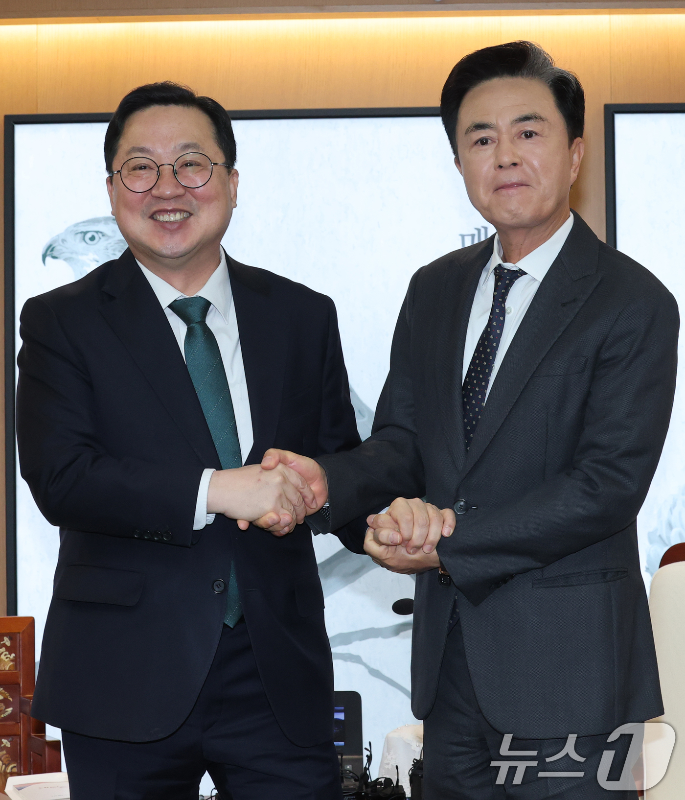 (홍성=뉴스1) 김기태 기자 = 김태흠 충남도지사와 이장우 대전시장이 24일 오전 충남도청에서 대전충남 행정통합 관련 회동에 앞서 악수하고 있다.  2025.12.24/뉴스1