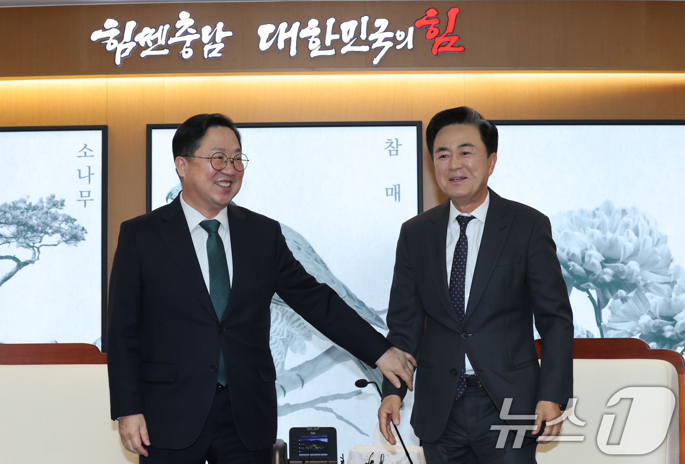 (홍성=뉴스1) 김기태 기자 = 김태흠 충남도지사와 이장우 대전시장이 24일 오전 충남도청에서 대전충남 행정통합 관련 회동을 마치고 악수하고 있다.  2025.12.24/뉴스1