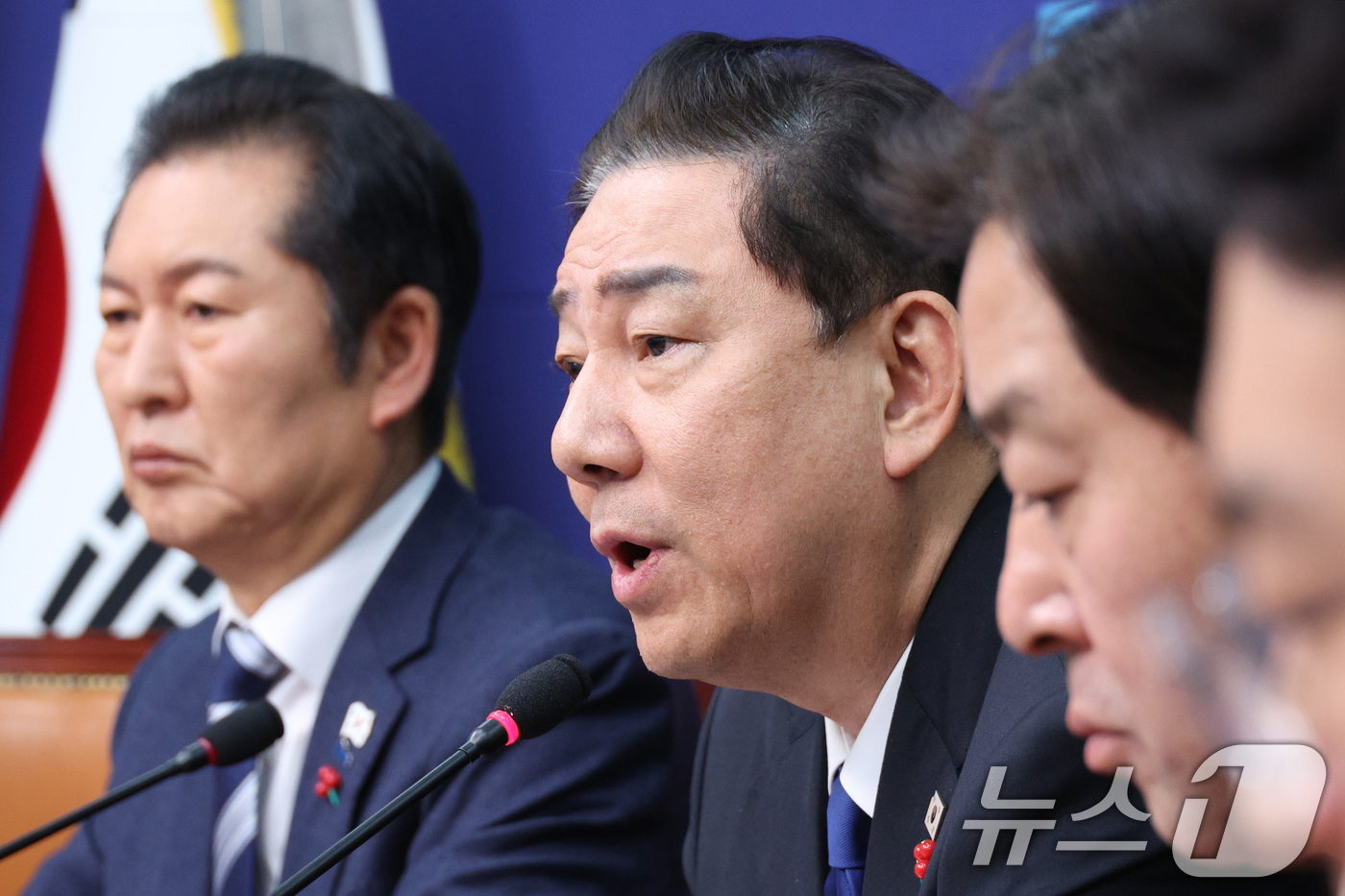 (서울=뉴스1) 신웅수 기자 = 김병기 더불어민주당 원내대표가 24일 서울 여의도 국회에서 열린 최고위원회의에서 발언하고 있다. 2025.12.24/뉴스1