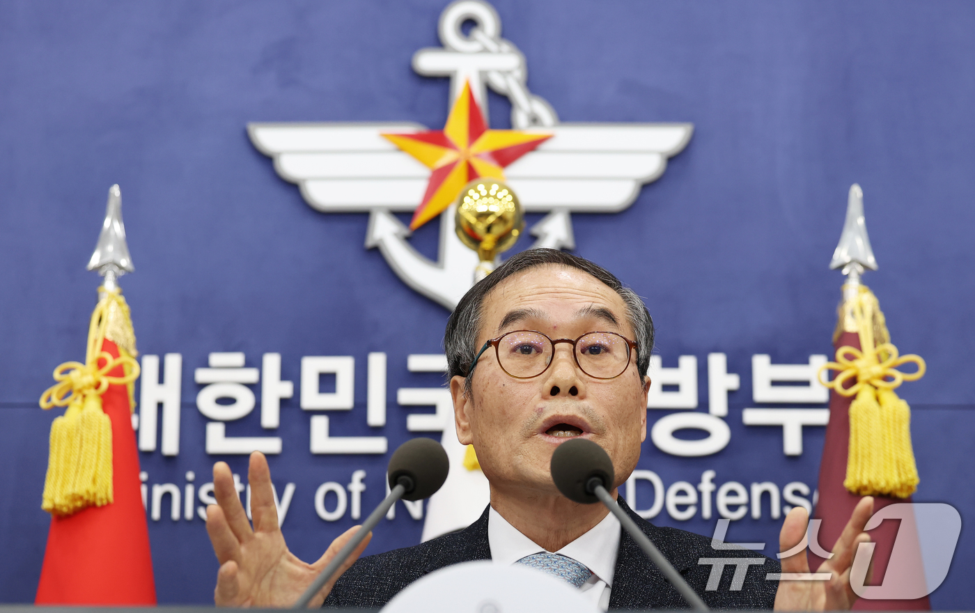 (서울=뉴스1) 오대일 기자 = 이용철 방위사업청장이 24일 오전 서울 용산구 국방부 브리핑룸에서 한국형 차기 구축함(KDDX) 사업추진 방안 관련 브리핑을 하고 있다.KDDX는 …