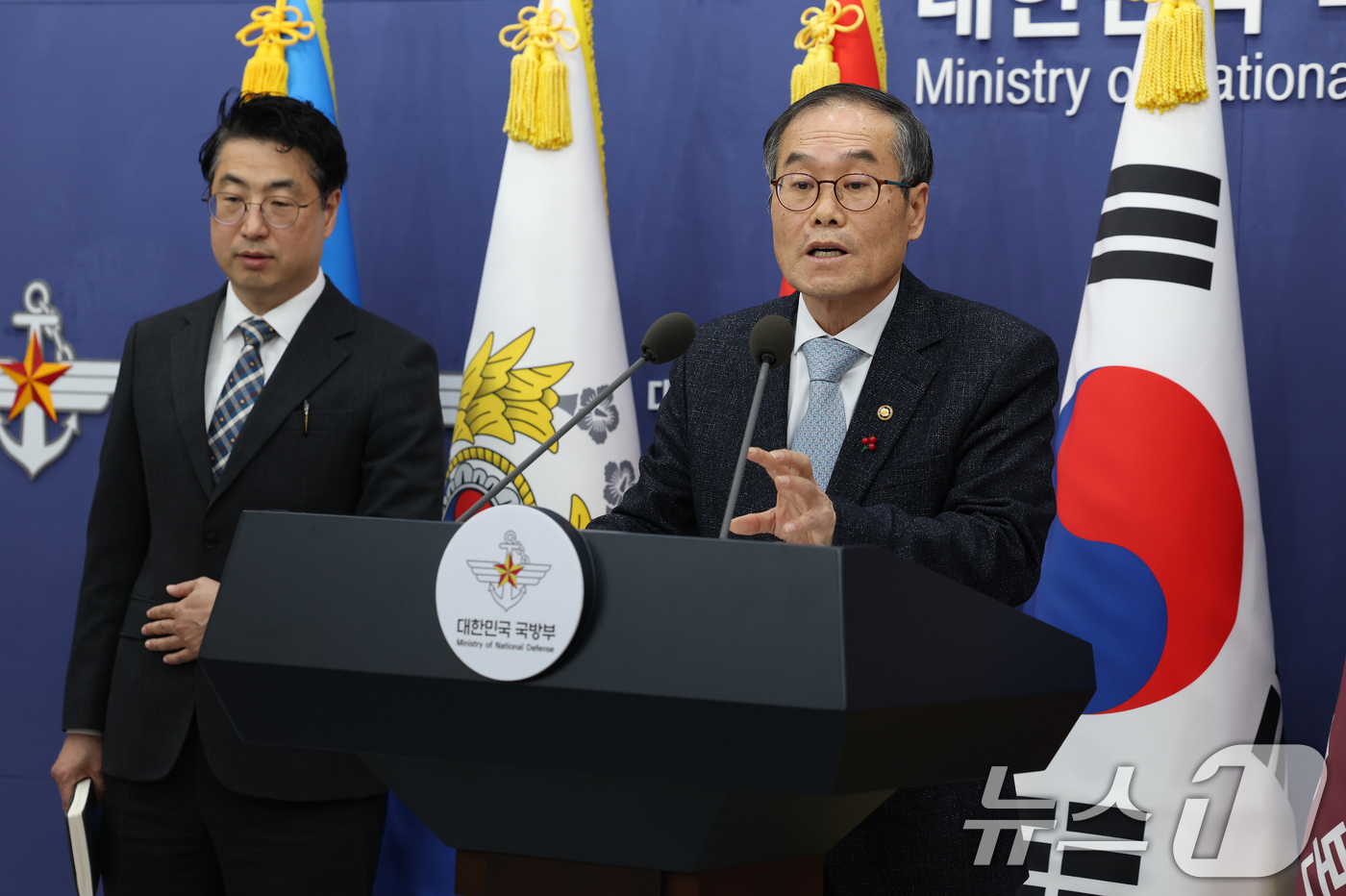 (서울=뉴스1) 오대일 기자 = 이용철 방위사업청장(오른쪽)과 원종대 국방부 자원관리실장이 24일 오전 서울 용산구 국방부 브리핑룸에서 한국형 차기 구축함(KDDX) 사업추진 방안 …