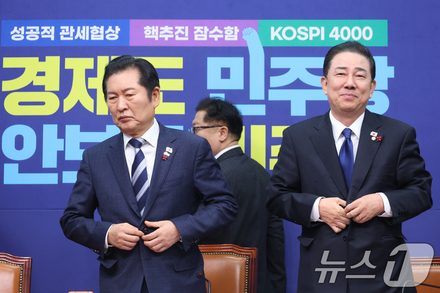 (서울=뉴스1) 신웅수 기자 = 정청래 더불어민주당 대표와 김병기 원내대표가 24일 서울 여의도 국회에서 열린 최고위원회의에 참석하고 있다. 2025.12.24/뉴스1