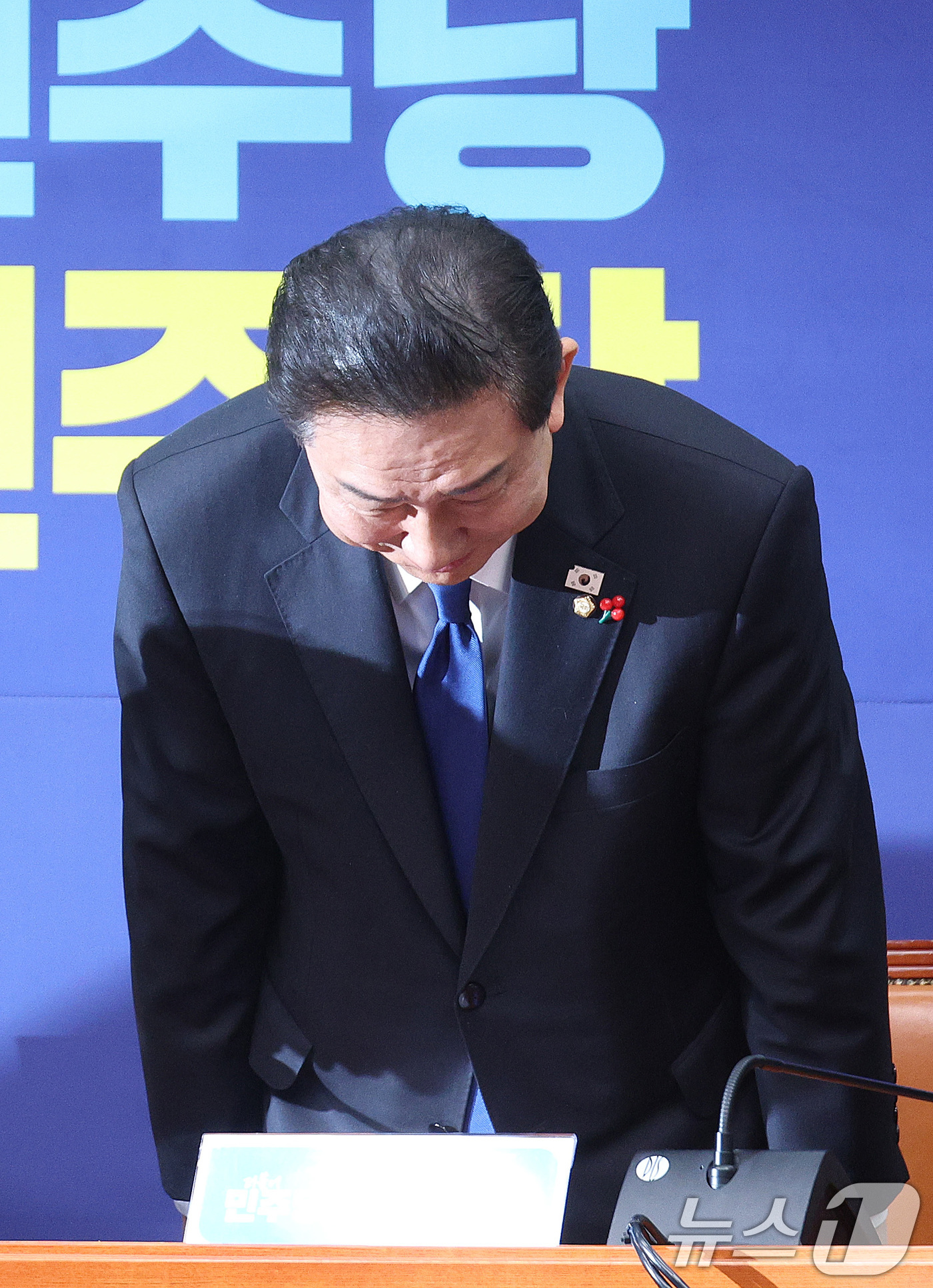 (서울=뉴스1) 신웅수 기자 = 정청래 더불어민주당 대표와 김병기 원내대표가 24일 서울 여의도 국회에서 열린 최고위원회의에 참석하고 있다. 2025.12.24/뉴스1