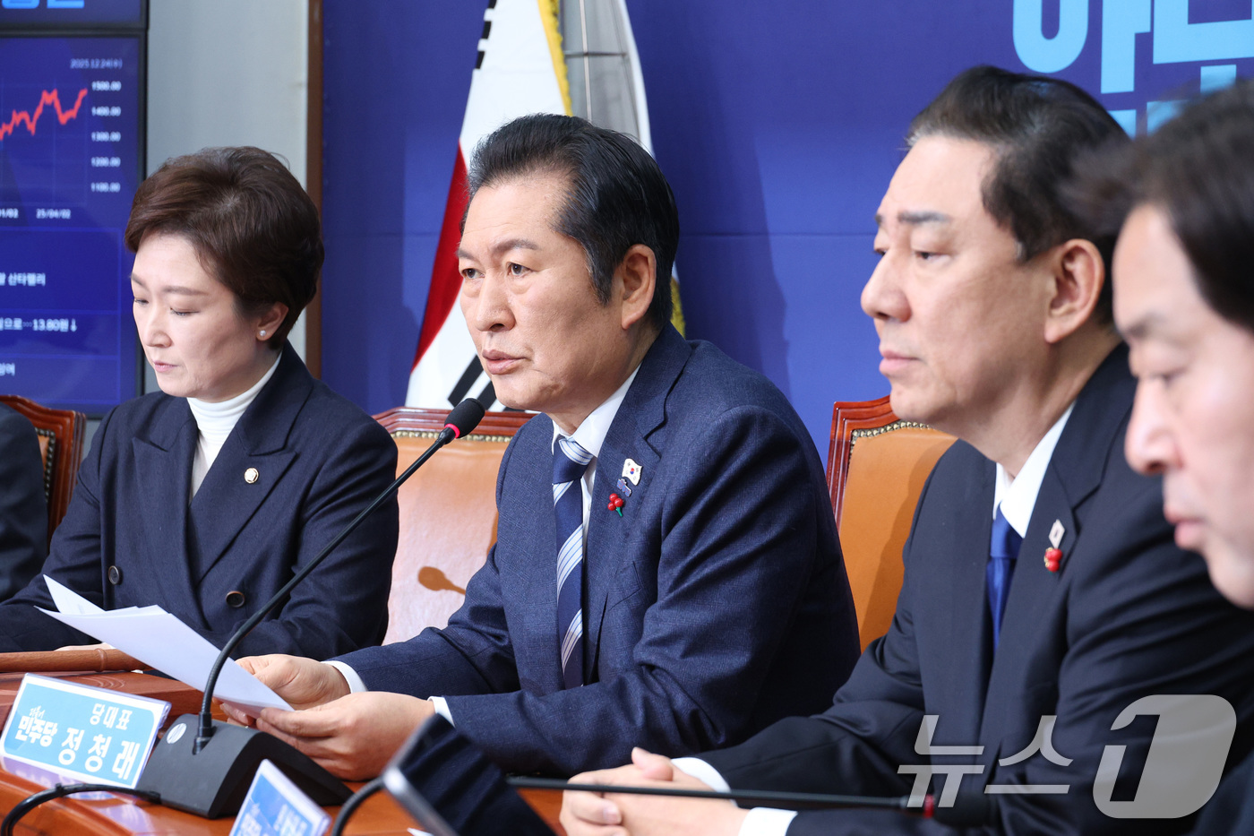 (서울=뉴스1) 신웅수 기자 = 정청래 더불어민주당 대표가 24일 서울 여의도 국회에서 열린 최고위원회의에서 발언하고 있다. 2025.12.24/뉴스1