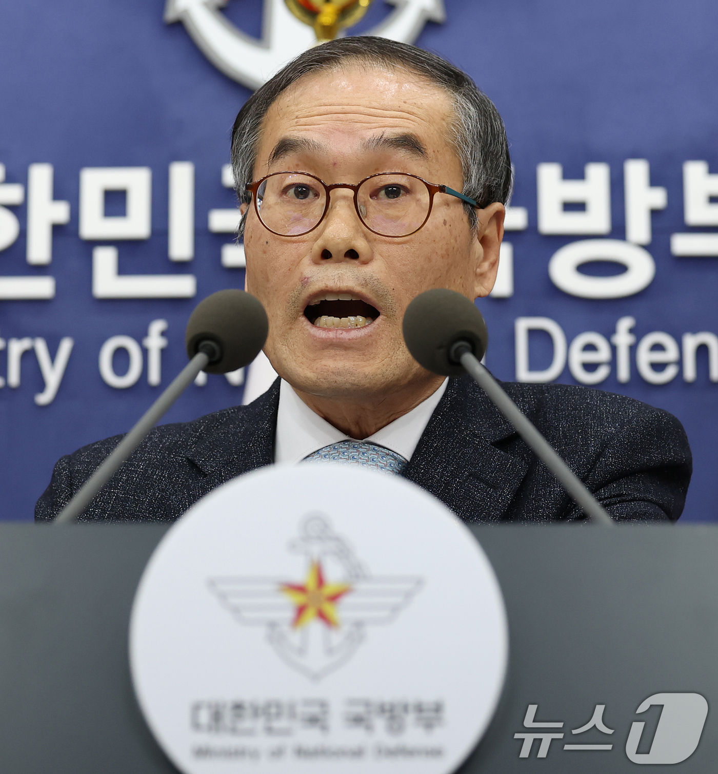 (서울=뉴스1) 오대일 기자 = 이용철 방위사업청장이 24일 오전 서울 용산구 국방부 브리핑룸에서 한국형 차기 구축함(KDDX) 사업추진 방안 관련 브리핑을 하고 있다.KDDX는 …