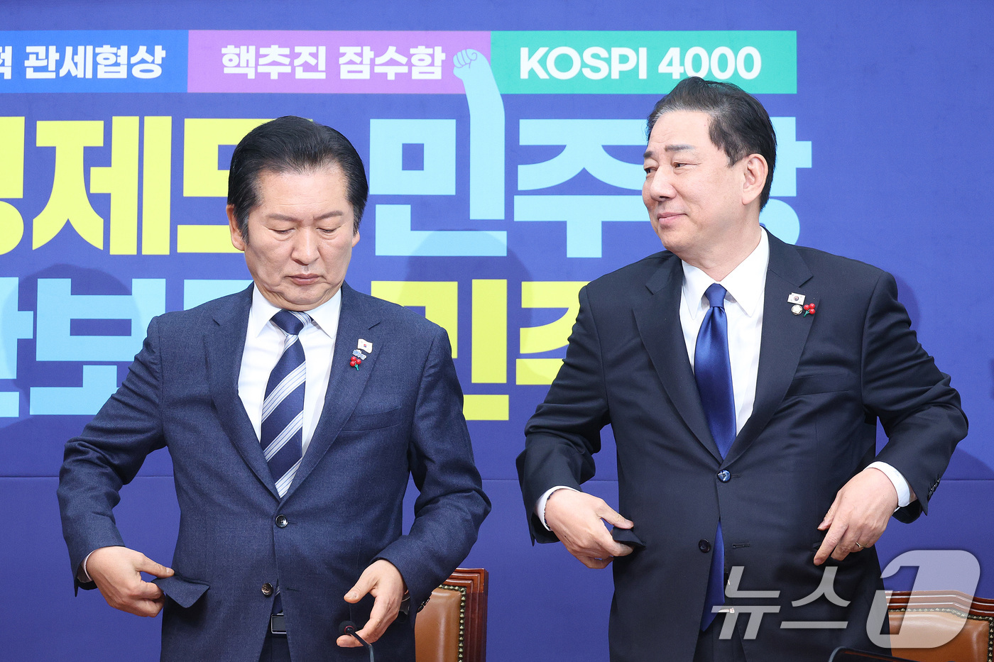 (서울=뉴스1) 신웅수 기자 = 정청래 더불어민주당 대표와 김병기 원내대표가 24일 서울 여의도 국회에서 열린 최고위원회의에 참석하고 있다. 2025.12.24/뉴스1