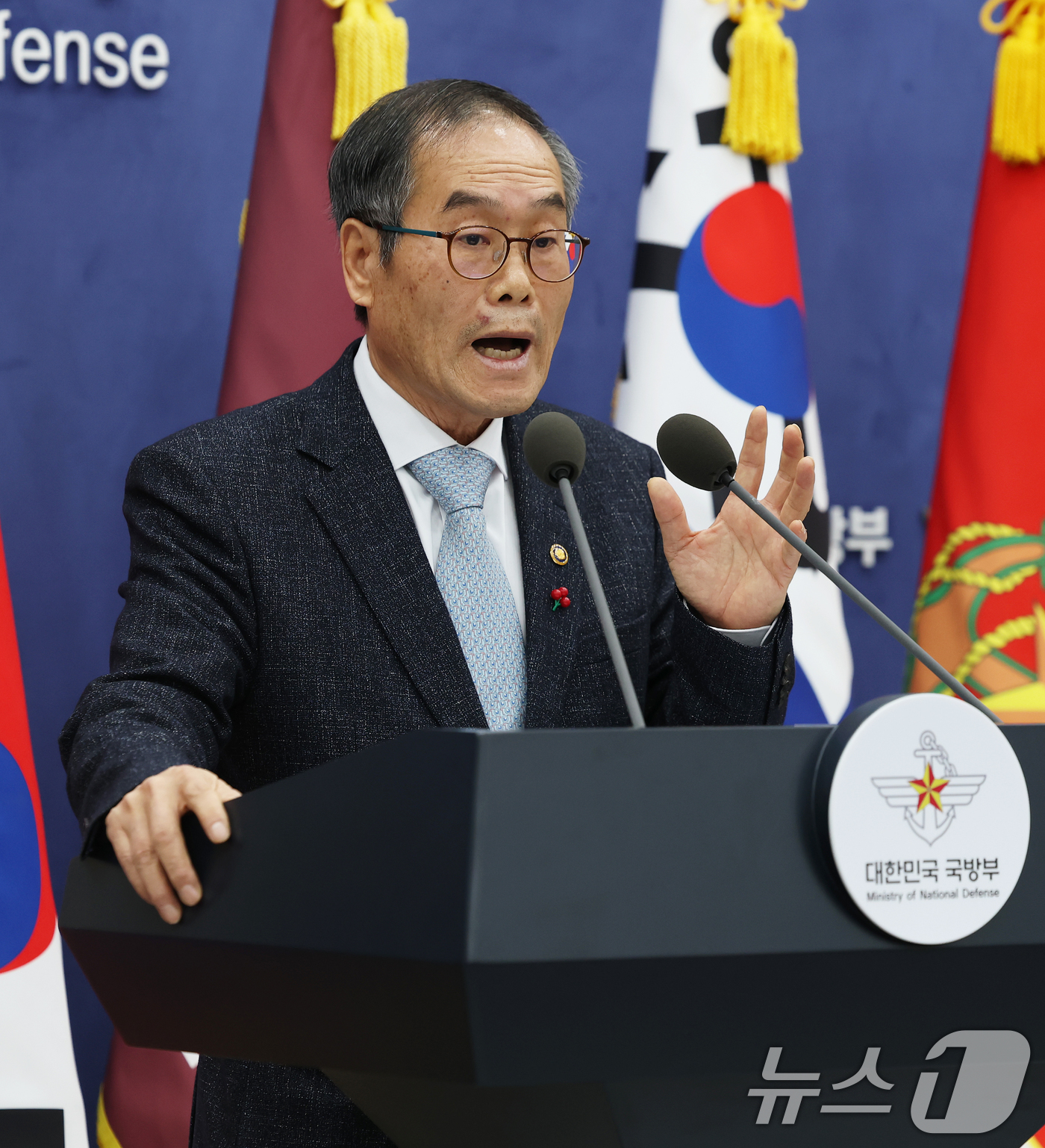 (서울=뉴스1) 오대일 기자 = 이용철 방위사업청장이 24일 오전 서울 용산구 국방부 브리핑룸에서 한국형 차기 구축함(KDDX) 사업추진 방안 관련 브리핑을 하고 있다.KDDX는 …