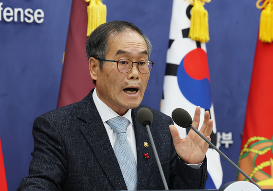 국방부 브리핑룽에서 KDDX 사업 설명하는 방위사업청장
