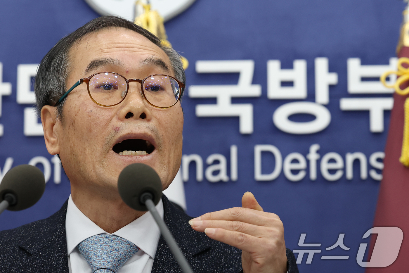(서울=뉴스1) 오대일 기자 = 이용철 방위사업청장이 24일 오전 서울 용산구 국방부 브리핑룸에서 한국형 차기 구축함(KDDX) 사업추진 방안 관련 브리핑을 하고 있다.KDDX는 …