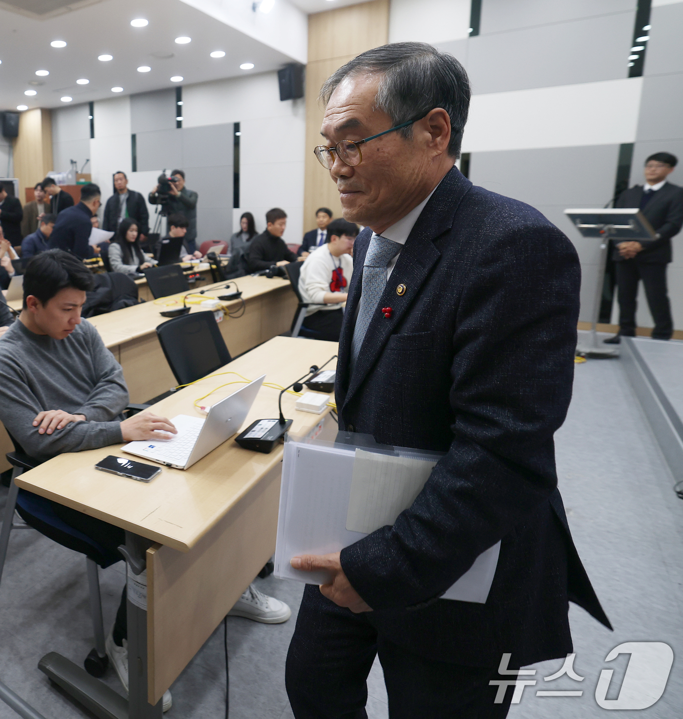 (서울=뉴스1) 오대일 기자 = 이용철 방위사업청장이 24일 오전 서울 용산구 국방부 브리핑룸에서 한국형 차기 구축함(KDDX) 사업추진 방안 관련 브리핑을 마친 후 자리를 뜨고 …