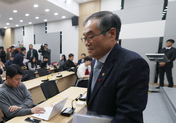 브리핑룸 나서는 이용철 방위사업청장
