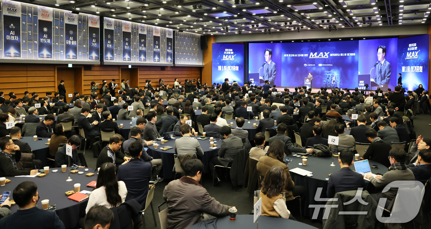 (서울=뉴스1) 장수영 기자 = 김정관 산업통상자원부 장관이 24일 오전 서울 중구 대한상의에서 열린 M.AX 얼라이언스 제1차 정기총회에서 모두발언하고 있다. 2025.12.24 …