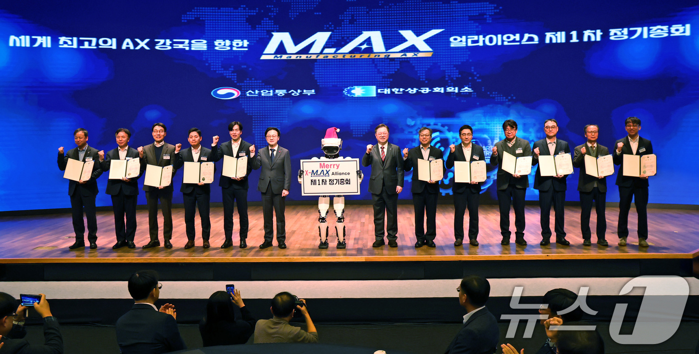 (서울=뉴스1) 장수영 기자 = 김정관 산업통상자원부 장관과 박일준 대한상공회의소 부회장이 24일 오전 서울 중구 대한상의에서 열린 M.AX 얼라이언스 제1차 정기총회에서 정부 포 …