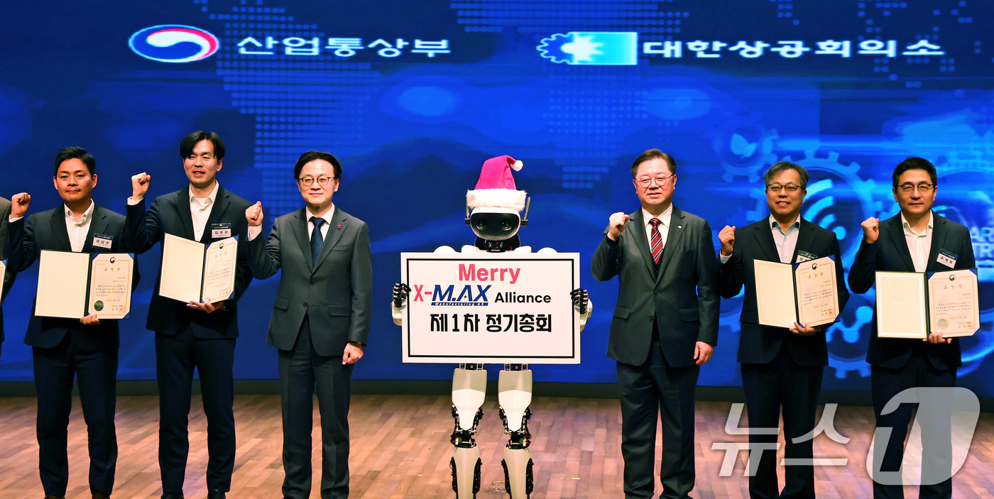 (서울=뉴스1) 장수영 기자 = 김정관 산업통상자원부 장관과 박일준 대한상공회의소 부회장이 24일 오전 서울 중구 대한상의에서 열린 M.AX 얼라이언스 제1차 정기총회에서 정부 포 …