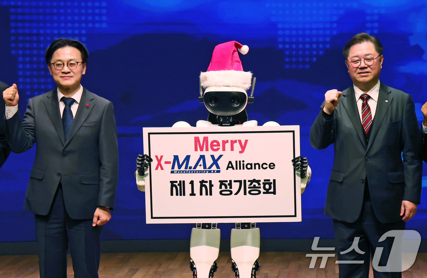 (서울=뉴스1) 장수영 기자 = 김정관 산업통상자원부 장관(왼쪽)과 박일준 대한상공회의소 부회장이 24일 오전 서울 중구 대한상의에서 열린 M.AX 얼라이언스 제1차 정기총회에서 …