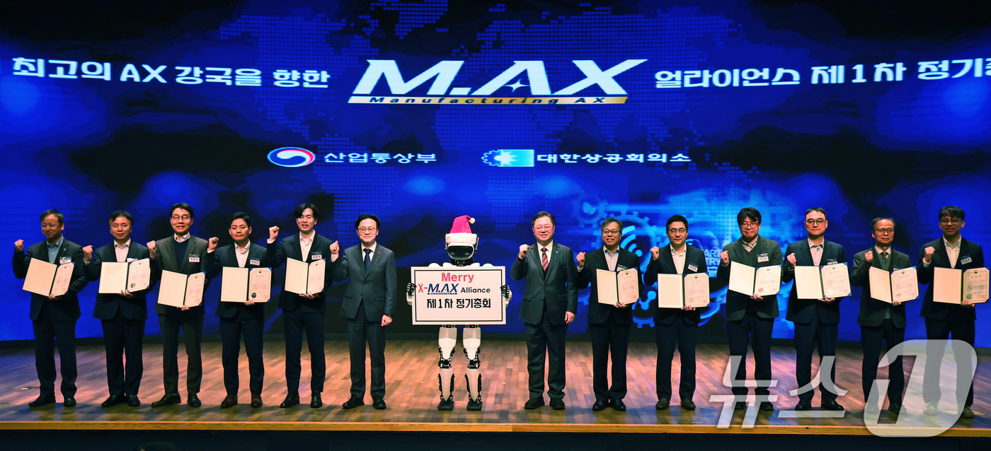 (서울=뉴스1) 장수영 기자 = 김정관 산업통상자원부 장관과 박일준 대한상공회의소 부회장이 24일 오전 서울 중구 대한상의에서 열린 M.AX 얼라이언스 제1차 정기총회에서 정부 포 …